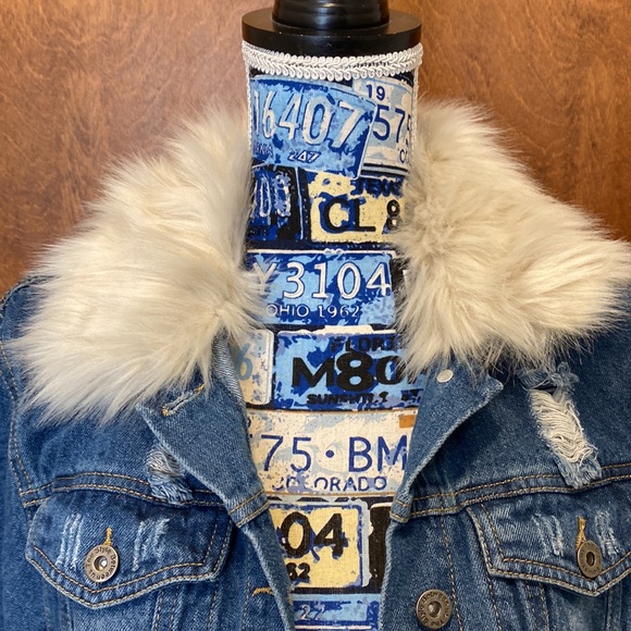 The style Between US distressed jeans jacket size medium - Picture 6 of 6